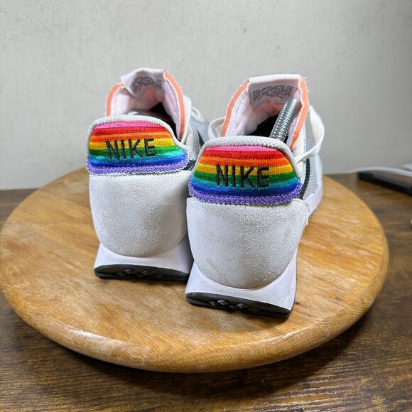 nike tailwind pride